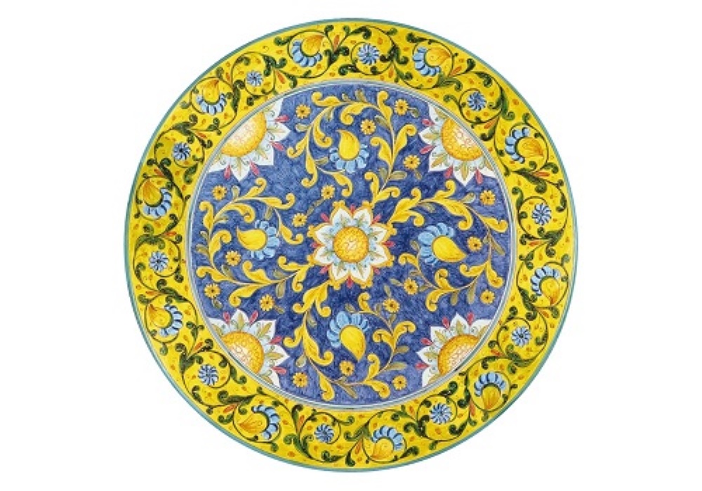 Piatto in ceramica siciliana decorato con motivi floreali gialli e blu, stile Caltagirone.