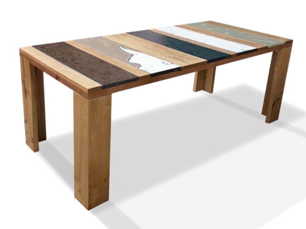 Tavolo rettangolare in legno con piano a doghe colorate e specchiate, design moderno.