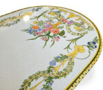Tavolo ovale in ceramica craquelé con decorazioni floreali dipinte a mano e bordo giallo.