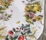 Tavolo in ceramica dipinto a mano con frutta, fiori, farfalle e insetti.