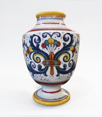 Vaso in ceramica dipinto a mano con motivi floreali e colori vivaci, su sfondo bianco.