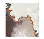 Piastrella astratta con smalto bianco e marrone, bordo arancione irregolare.