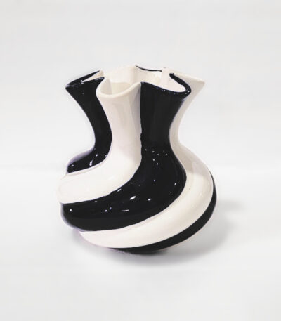 vaso bianco e nero in ceramica Ficola Deruta 1
