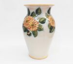 Vaso in ceramica dipinto a mano con girasoli e api, sfondo chiaro.